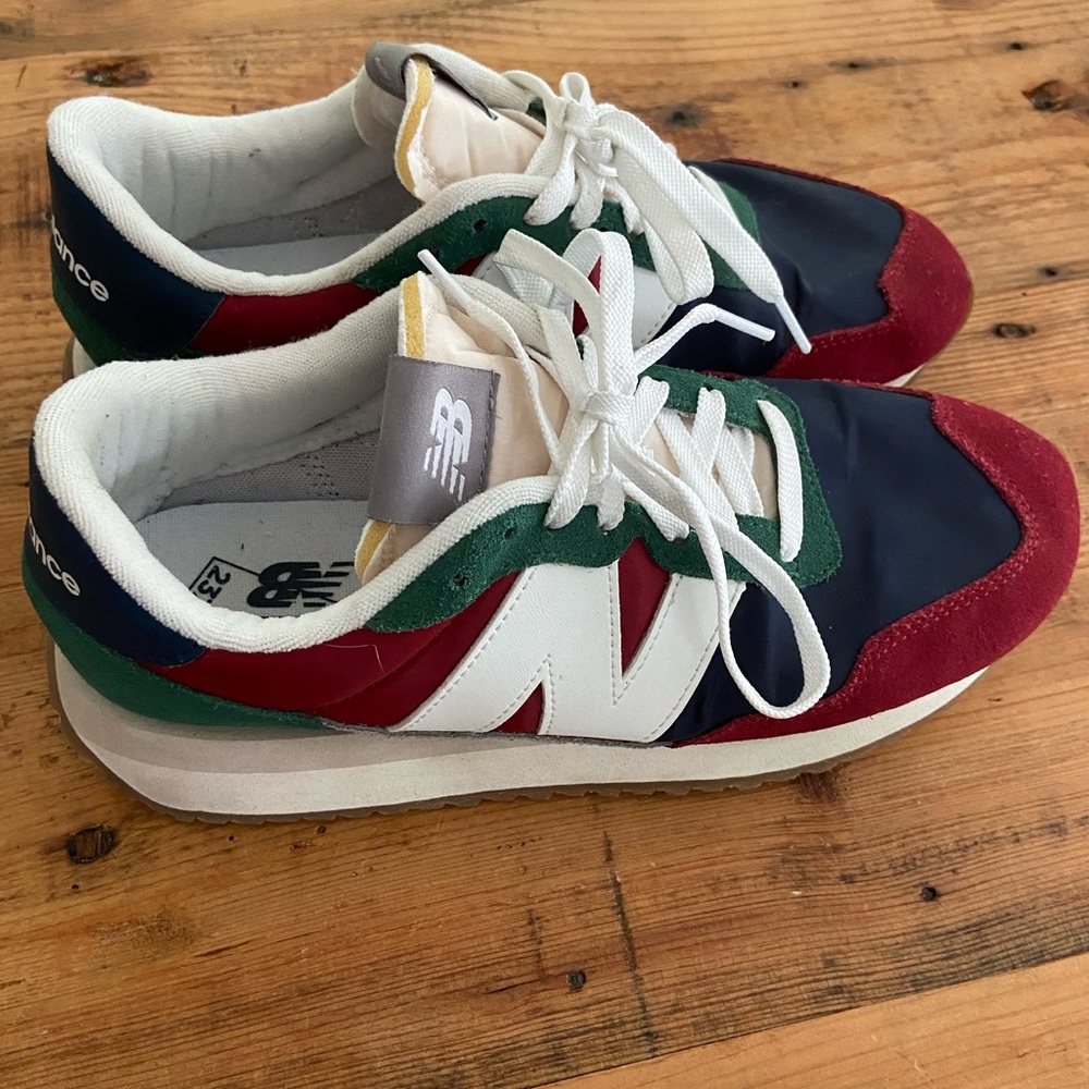 Like NEW! Sz 9 Men’s New Balance Sneakers